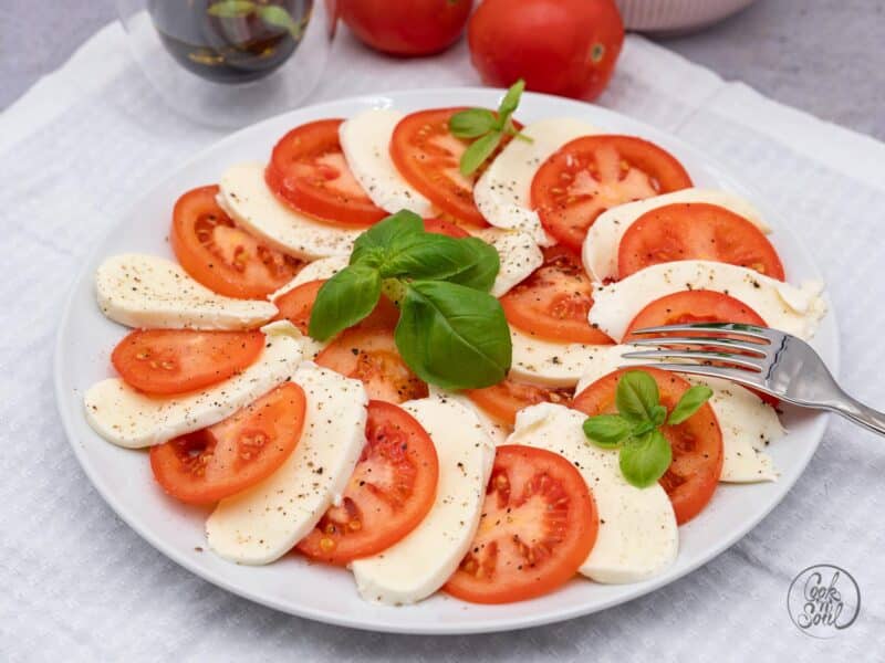 Tomate Mozzarella Salat köstliche Beilage oder gesunder Snack