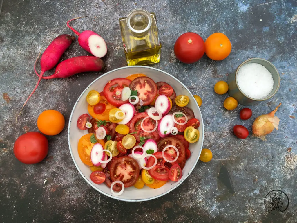 Tomatensalat mit Radieschen &amp; Zwiebeln | cooknsoul.de