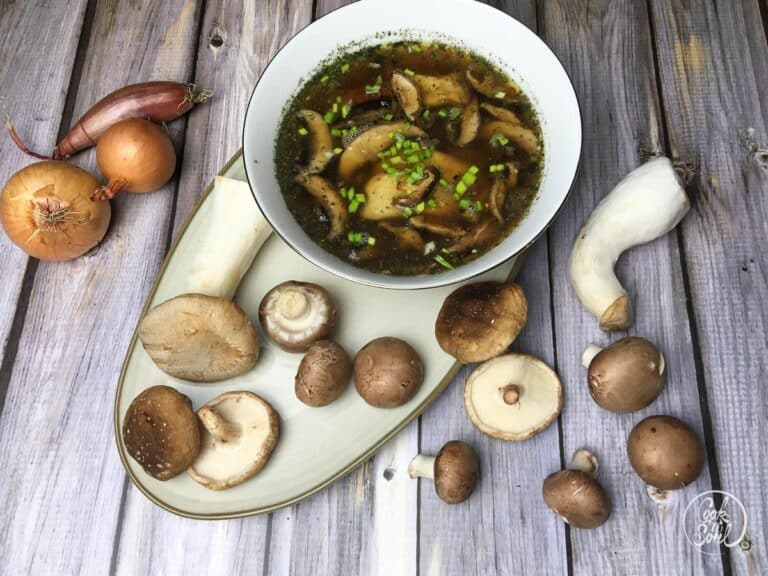 Klare Pilzsuppe mit gemischten Pilzen | cooknsoul.de