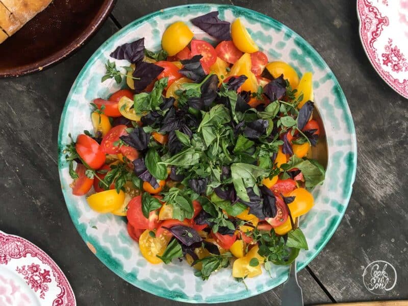 Tomatensalat mit Basilikum