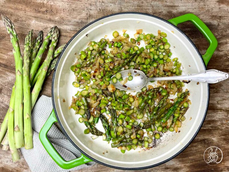 grünen Spargel braten