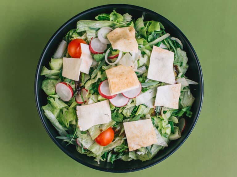 Eisbergsalat mit Radieschen, Gurke und Zwiebeln | cooknsoul.de