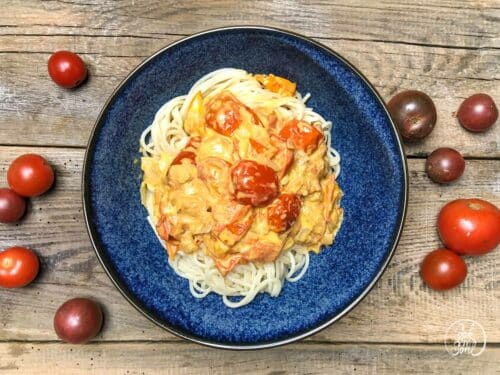 Tomaten Sahne Sauce mit Nudeln schmeckt herrlich cremig