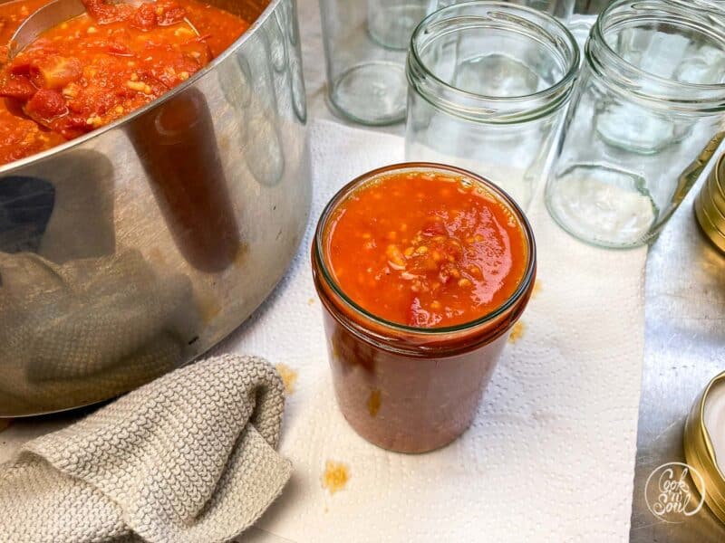 Tomatensauce in Schraubgläser abfüllen