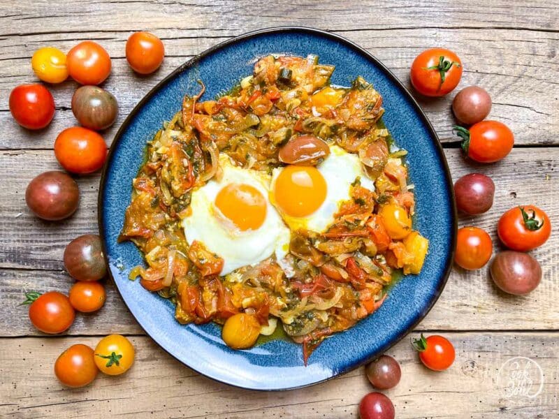 Tomaten mit Zwiebeln