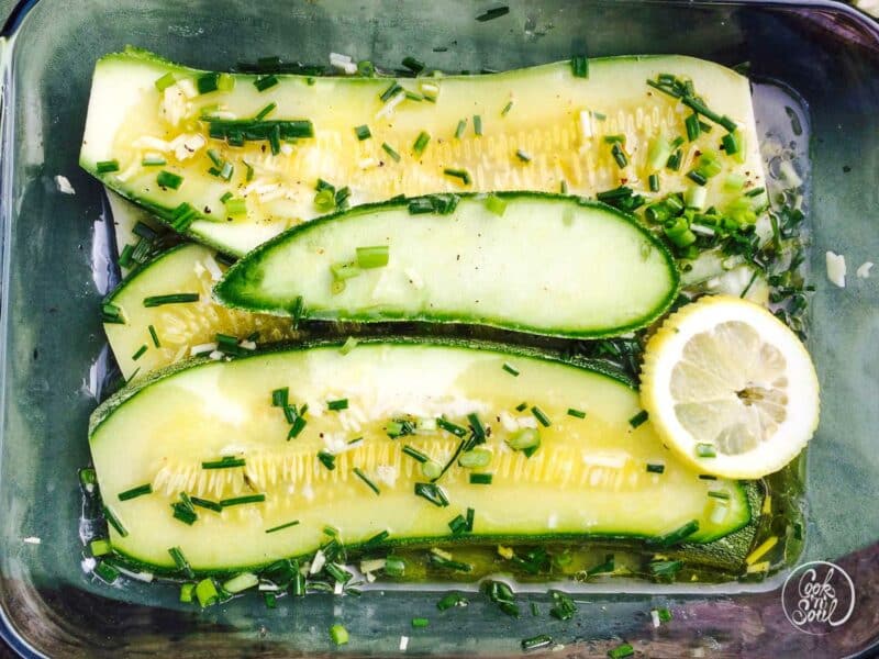 Zucchini roh marinieren